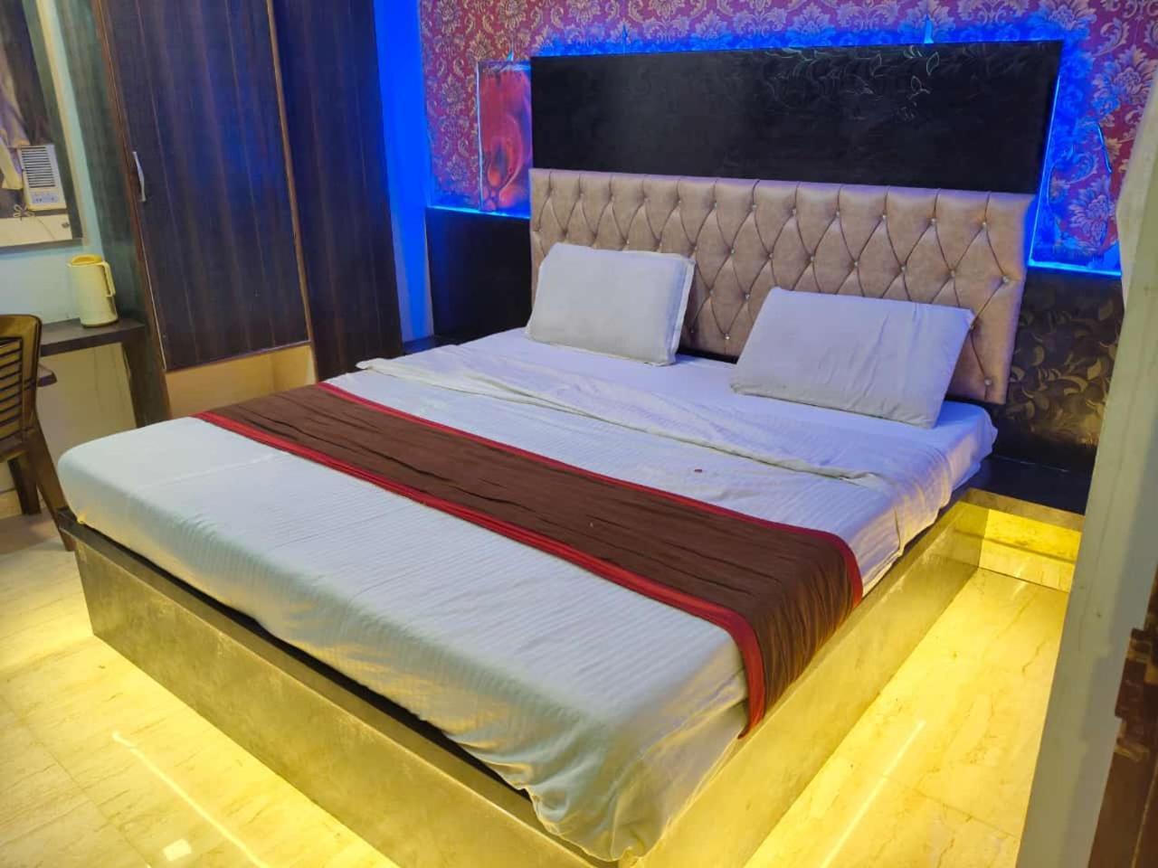 Hotel Park Avenue Lucknow Exteriör bild