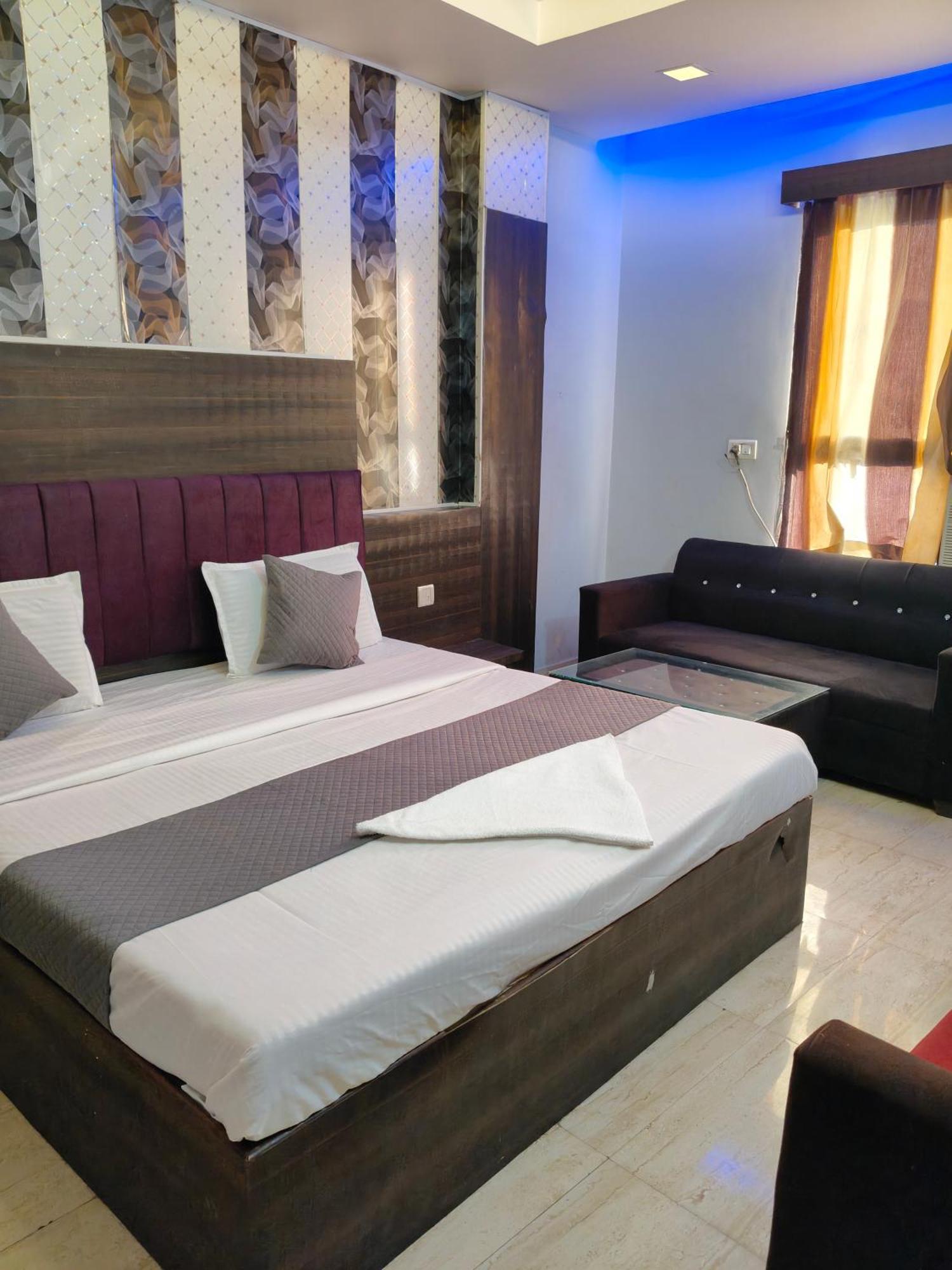 Hotel Park Avenue Lucknow Exteriör bild